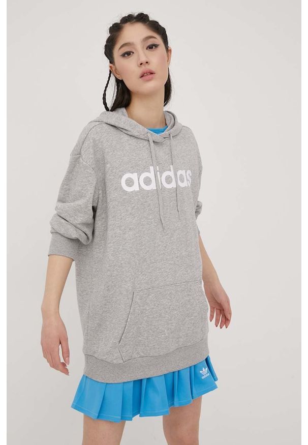 Adidas - adidas bluza damska kolor szary z kapturem melanżowa. Typ kołnierza: kaptur. Kolor: szary. Materiał: materiał, włókno, bawełna, dzianina. Długość rękawa: długi rękaw. Długość: długie. Wzór: melanż