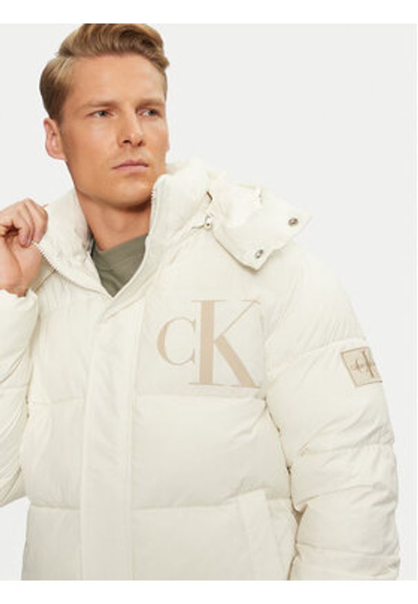 Calvin Klein Jeans Kurtka zimowa J30J326104 Écru Regular Fit. Materiał: syntetyk. Sezon: zima