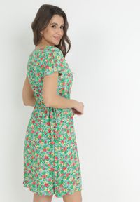 Born2be - Miętowo-Zielona Rozkloszowana Sukienka Mini z Wiskozy w Kwiaty ze Sznurkiem Marani. Kolor: zielony. Materiał: wiskoza. Wzór: kwiaty. Długość: mini #4