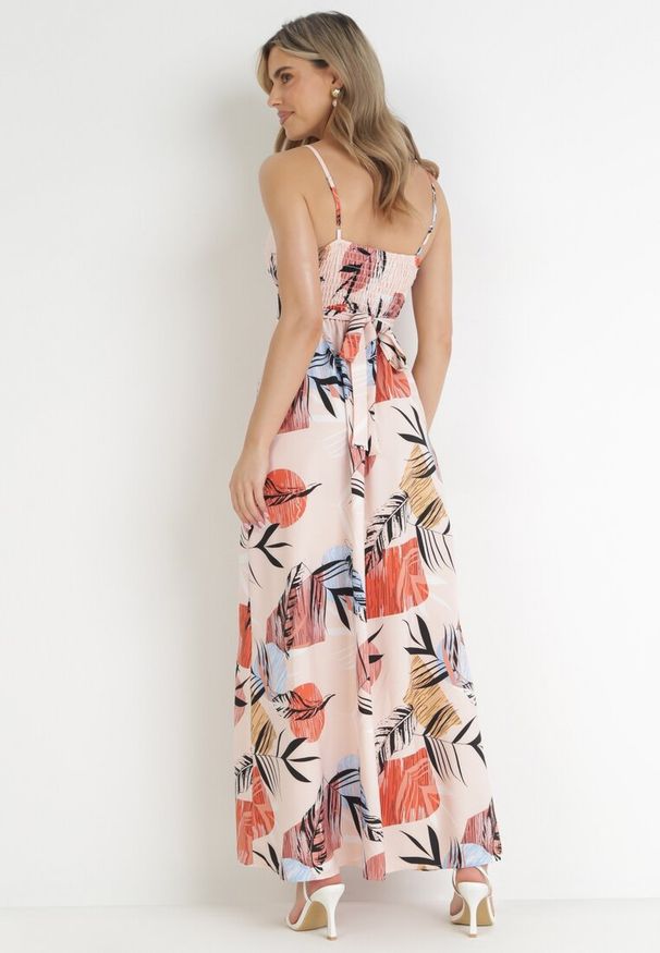 Born2be - Różowa Rozkloszowana Sukienka Maxi z Kopertowym Dekoltem Gianina. Typ kołnierza: dekolt kopertowy. Kolor: różowy. Długość rękawa: na ramiączkach. Wzór: paski. Typ sukienki: kopertowe. Długość: maxi