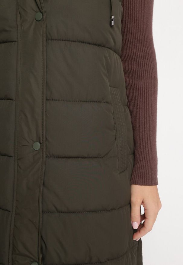 Born2be - Ciemnozielona Długa Kamizelka Bezrękawnik z Klasycznym Pikowaniem i Kapturem Shin. Typ kołnierza: golf. Kolor: zielony. Materiał: jeans, dzianina. Długość rękawa: bez rękawów. Długość: długie. Styl: klasyczny