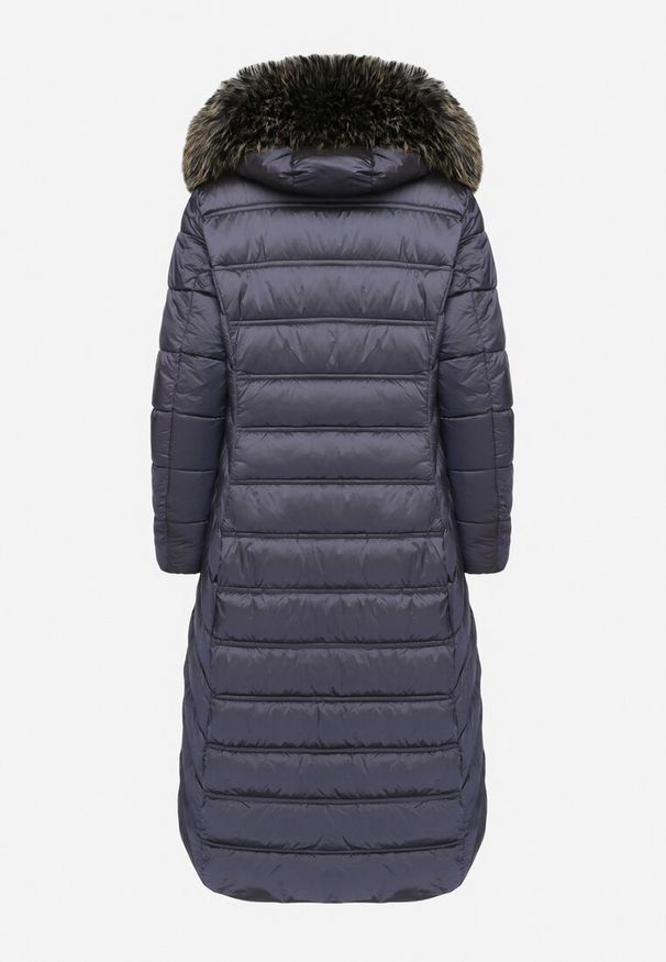 Born2be - Granatowa Pikowana Kurtka Zimowa o Długim Kroju z Odpinanym Kapturem z Futrem Mintoria. Okazja: na co dzień. Kolor: niebieski. Materiał: futro. Długość: długie. Sezon: zima. Styl: casual, elegancki