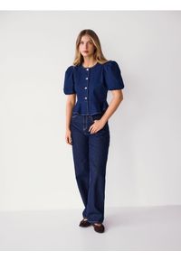 Reserved - Jeansowa bluzka z baskinką - granatowy. Kolor: niebieski. Materiał: jeans #1