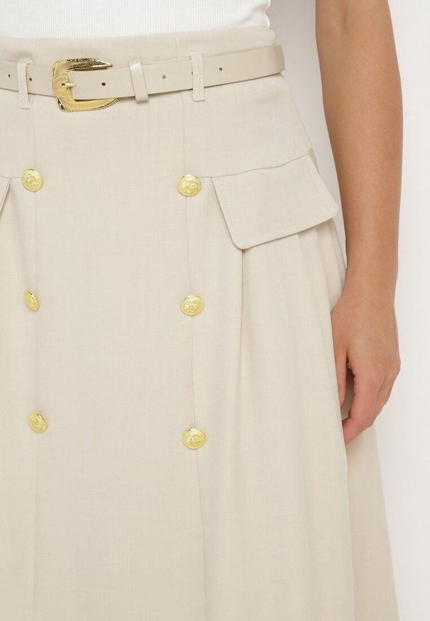 Born2be - Beżowa Spódnica o Rozkloszowanym Kroju z Paskiem w Talii i Ozdobnymi Guzikami Vikkila. Okazja: na co dzień, do pracy. Kolor: beżowy. Materiał: satyna. Wzór: aplikacja. Styl: wizytowy, casual, elegancki