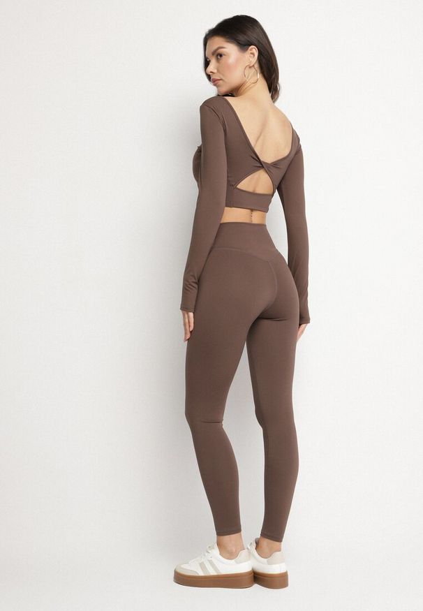 Born2be - Brązowy Komplet Sportowy Legginsy i Bluzka z Odkrytymi Plecami Dasalla. Kolor: brązowy