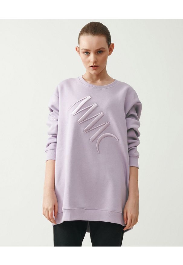 MMC STUDIO - Liliowa bluza z logo Label. Kolor: różowy, wielokolorowy, fioletowy. Materiał: jeans, bawełna. Długość rękawa: długi rękaw. Długość: długie. Wzór: aplikacja, haft