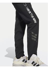 Adidas - adidas Spodnie dresowe Star Wars The Mandalorian™ JF3635 Czarny Regular Fit. Kolor: czarny. Materiał: bawełna. Wzór: motyw z bajki #2