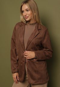 Born2be - Brązowa Marynarka Oversize z Imitacji Zamszu o Pudełkowym Kroju Alonella. Okazja: na spotkanie biznesowe, do pracy, na randkę, na co dzień. Kolor: brązowy. Materiał: zamsz. Wzór: grochy. Styl: retro, biznesowy, casual, klasyczny