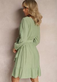 Renee - Zielona Rozkloszowana Sukienka Midi z Paskiem w Talii i Kopertowym Dekoltem Gemiora. Kolor: zielony. Materiał: materiał. Typ sukienki: kopertowe. Długość: midi #5