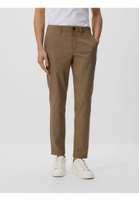 Reserved - Spodnie chino carrot - beżowy. Kolor: beżowy. Materiał: wiskoza, tkanina