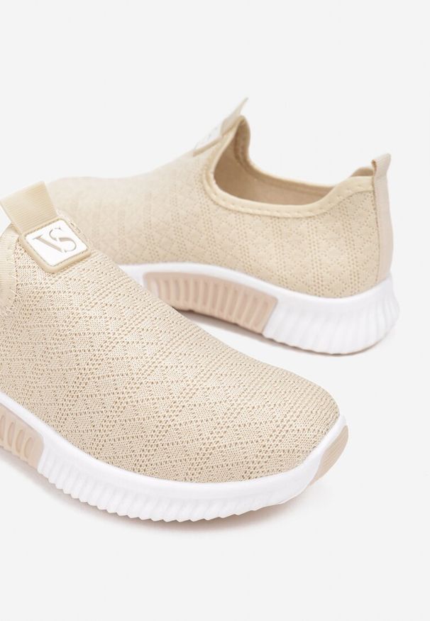 Renee - Beżowe Buty Sportowe Daemnessa. Zapięcie: bez zapięcia. Kolor: beżowy. Materiał: dresówka, jeans, materiał. Szerokość cholewki: normalna. Wzór: jednolity