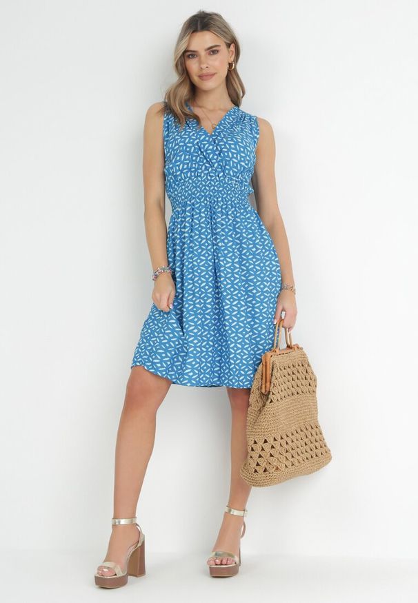 Born2be - Niebieska Sukienka Midi z Wiskozy z Cienkimi Gumkami w Pasie i Kopertowym Dekoltem Manni. Typ kołnierza: dekolt kopertowy. Kolor: niebieski. Materiał: wiskoza. Długość rękawa: bez rękawów. Wzór: kwiaty. Typ sukienki: kopertowe. Długość: midi