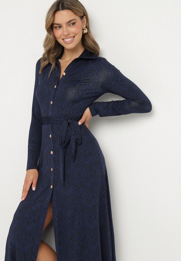 Born2be - Granatowa Rozkloszowana Sukienka Koszulowa z Wiązanym Paskiem Cheresin. Kolor: niebieski. Materiał: materiał. Typ sukienki: koszulowe. Długość: midi