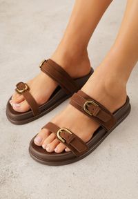 Born2be - Ciemnobrązowe Klapki z Dwoma Paskami i Klamrami Cevinra. Okazja: na co dzień. Kolor: brązowy. Sezon: lato. Styl: casual, elegancki #4