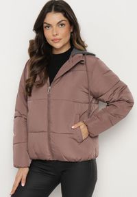 Born2be - Fioletowa Kurtka Ozdobiona Pikowaniem z Odpinanym Kapturem Miariana. Okazja: na co dzień. Kolor: różowy. Materiał: jeans. Długość rękawa: długi rękaw. Długość: długie. Wzór: aplikacja. Styl: casual, elegancki #1