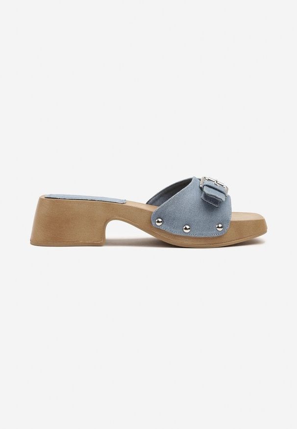 Born2be - Niebieskie Klapki Drewniaki na Słupku z Nitami i Klamerką Lillifia. Okazja: na co dzień. Kolor: niebieski. Materiał: jeans. Wzór: aplikacja. Sezon: lato, wiosna. Obcas: na słupku. Styl: klasyczny, elegancki, casual
