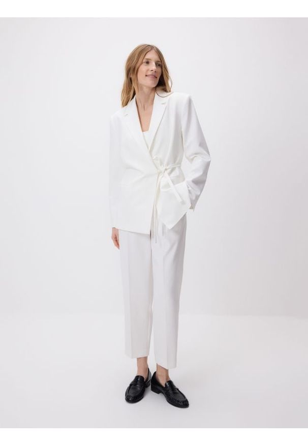 Reserved - Marynarka z wiązaniem - biały. Kolor: biały. Materiał: wiskoza, tkanina