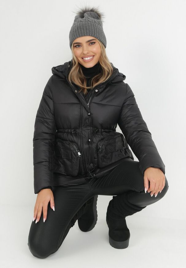 Born2be - Czarna Kurtka z Szerokim Kołnierzem i Wiązanym Paskiem Igbrase. Okazja: na co dzień. Kolor: czarny. Materiał: jeans, tkanina. Sezon: zima. Styl: elegancki, casual