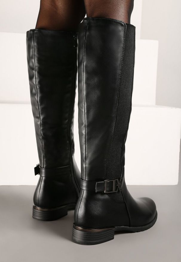 Renee - Czarne Płaskie Kozaki w Stylu Muszkieterek z Ozdobną Klamrą Annelis. Okazja: na co dzień. Nosek buta: okrągły. Zapięcie: klamry. Kolor: czarny. Materiał: dzianina, skóra. Sezon: zima, jesień. Styl: casual, elegancki, klasyczny