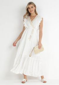 Born2be - Biała Sukienka Lasthusa. Kolor: biały. Materiał: koronka. Długość rękawa: bez rękawów. Sezon: lato. Typ sukienki: kopertowe. Styl: boho, wakacyjny. Długość: mini
