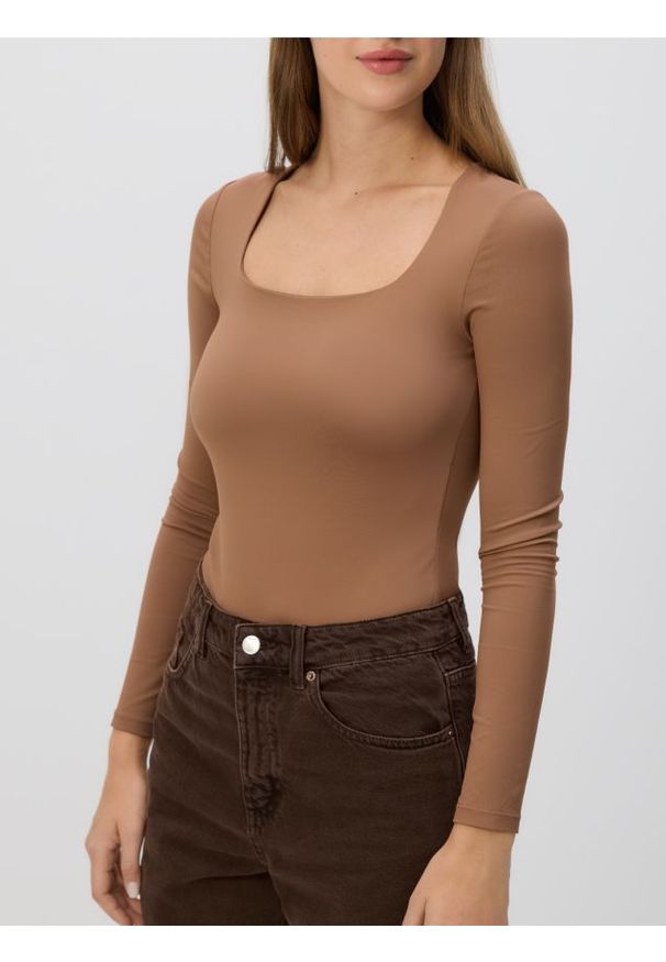 Reserved - Body z dekoltem karo - brązowy. Typ kołnierza: dekolt w karo. Kolor: brązowy. Materiał: dzianina. Wzór: gładki