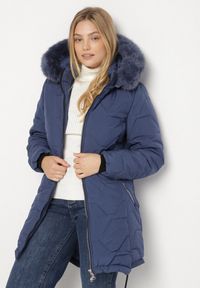 Born2be - Niebieska Klasyczna Kurtka z Pikowanymi Przeszyciami i Kapturem z Futerkiem Raffisa. Okazja: na co dzień. Kolekcja: plus size. Kolor: niebieski. Materiał: futro. Styl: klasyczny #5