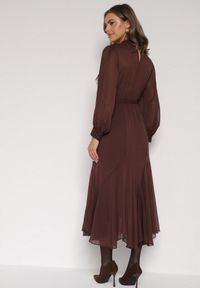 Born2be - Brązowa Elegancka Sukienka z Bufiastymi Rękawami i Koronkowymi Falbankami Sewlina. Okazja: do pracy, na co dzień. Typ kołnierza: kołnierz z falbankami. Kolor: brązowy. Materiał: koronka. Styl: elegancki #7