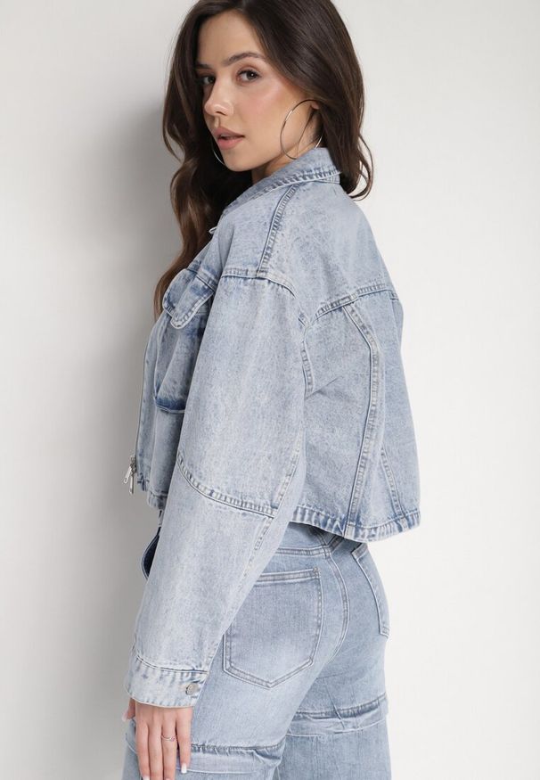 Born2be - Niebieska Kurtka Jeansowa o Skróconym Oversizowym Fasonie z Bawełny Elimess. Okazja: na co dzień. Kolor: niebieski. Materiał: jeans, bawełna. Styl: elegancki, casual