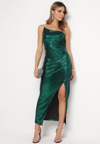 Born2be - Ciemnozielona Asymetryczna Sukienka Maxi z Metalicznym Połyskiem i Marszczeniami Osima. Kolor: zielony. Długość rękawa: na ramiączkach. Wzór: aplikacja. Typ sukienki: asymetryczne. Długość: maxi #1