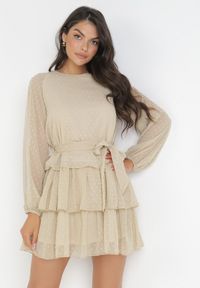 Born2be - Beżowa Sukienka Roseflash. Typ kołnierza: kołnierz z falbankami. Kolor: beżowy. Materiał: tkanina, materiał. Długość: mini #2