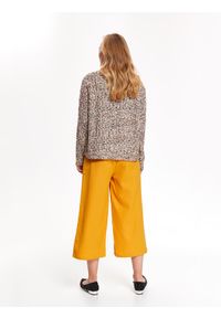 TOP SECRET - Luźny sweter z metalizowaną nicią. Okazja: na co dzień. Kolor: beżowy. Materiał: dzianina, jeans. Wzór: melanż, aplikacja. Sezon: zima, jesień. Styl: casual #7