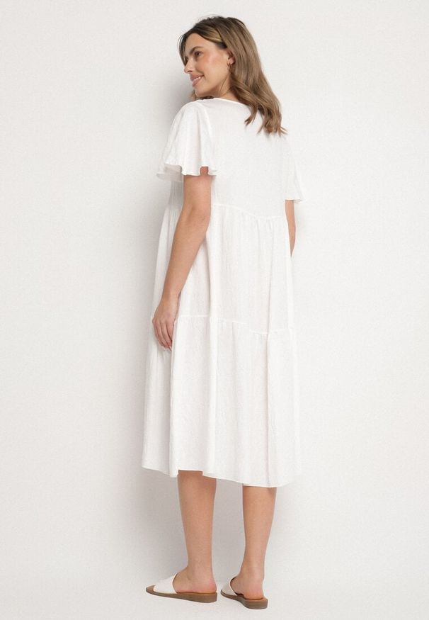 Born2be - Biała Wiskozowa Sukienka Rozkloszowana z Dekoltem V Natilenia. Okazja: na co dzień. Kolor: biały. Materiał: wiskoza. Styl: casual, elegancki, klasyczny