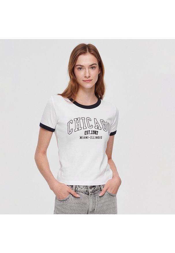 House - Koszulka z nadrukiem w stylu college biała - Biały. Kolor: biały. Wzór: nadruk