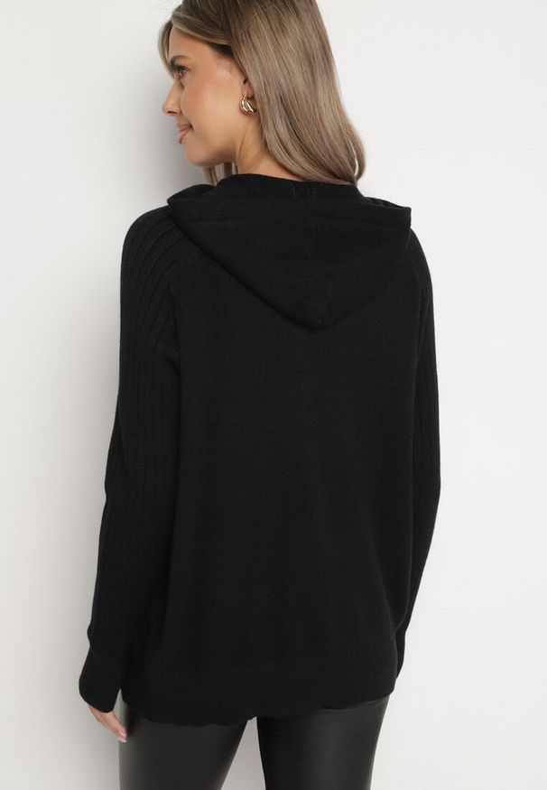 Born2be - Czarny Sweter z Kapturem i Kieszenią z Domieszką Kaszmiru Neriele. Okazja: na co dzień. Typ kołnierza: kaptur. Kolor: czarny. Materiał: kaszmir. Wzór: aplikacja. Styl: casual
