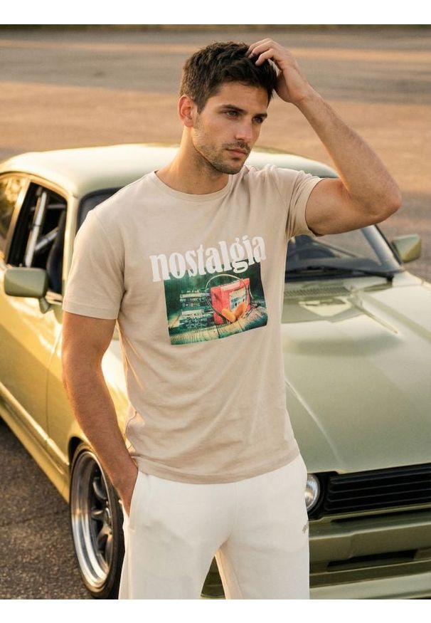 Sinsay - Bawełniana koszulka z nadrukiem - beżowy. Kolor: beżowy. Materiał: bawełna. Wzór: nadruk