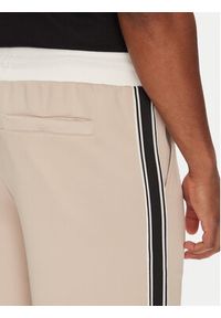 Guess Spodnie dresowe Z5YB14 KCRU2 Beżowy Regular Fit. Kolor: beżowy. Materiał: syntetyk