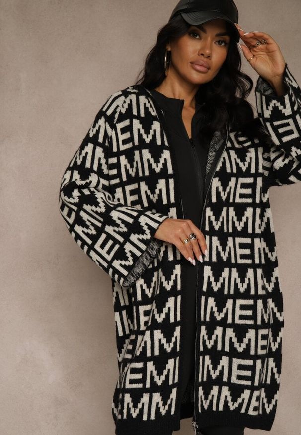 Renee - Czarno-Biały Kardigan na Suwak z Kapturem w Literowy Wzór Calitusa. Okazja: na co dzień. Typ kołnierza: kaptur. Kolor: czarny. Materiał: jeans. Styl: casual
