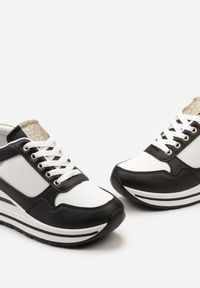 Renee - Czarne Sneakersy na Niskiej Platformie ze Wstawkami Brokatowymi Gwenoa. Kolor: czarny. Obcas: na platformie #6