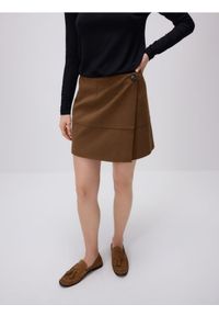 Reserved - Spódnica mini z imitacji zamszu - brązowy. Kolor: brązowy. Materiał: zamsz #1