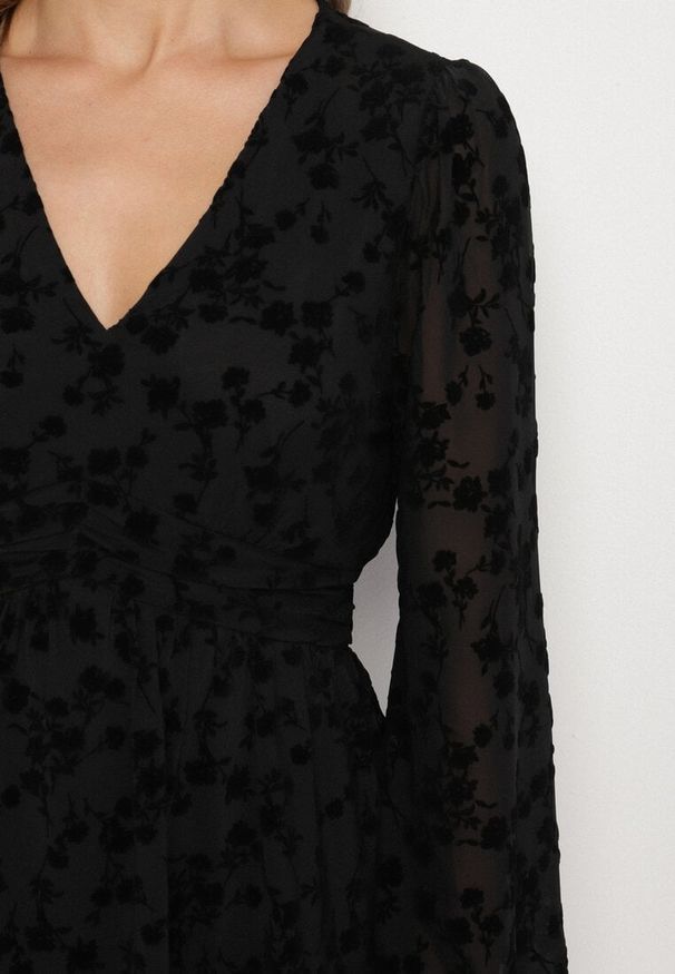 Born2be - Czarna Siateczkowa Sukienka Vices z Kwiatowym Wzorem z Weluru Erhelia. Okazja: na co dzień. Kolor: czarny. Materiał: welur. Wzór: kwiaty. Typ sukienki: proste. Styl: casual, elegancki