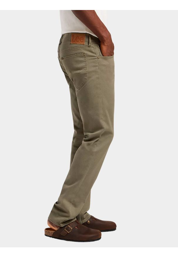 Lee - MESKIE SPODNIE LEE DAREN ZIP FLY MERCANTILE GREEN 112355819