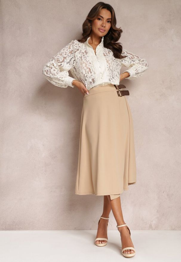 Renee - Jasnobeżowa Rozkloszowana Spódnica Midi z Gumką w Talii i Paskami z Imitacji Skóry Helemisia. Kolor: beżowy. Materiał: skóra. Wzór: paski, gładki