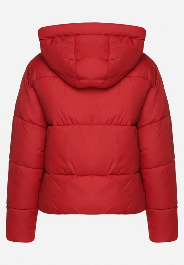 Born2be - Czerwona Pikowana Kurtka Puffer z Kapturem Miviera. Okazja: na spotkanie biznesowe, do pracy, na co dzień. Typ kołnierza: kaptur. Kolor: czerwony. Materiał: jeans. Sezon: zima. Styl: elegancki, biznesowy, casual