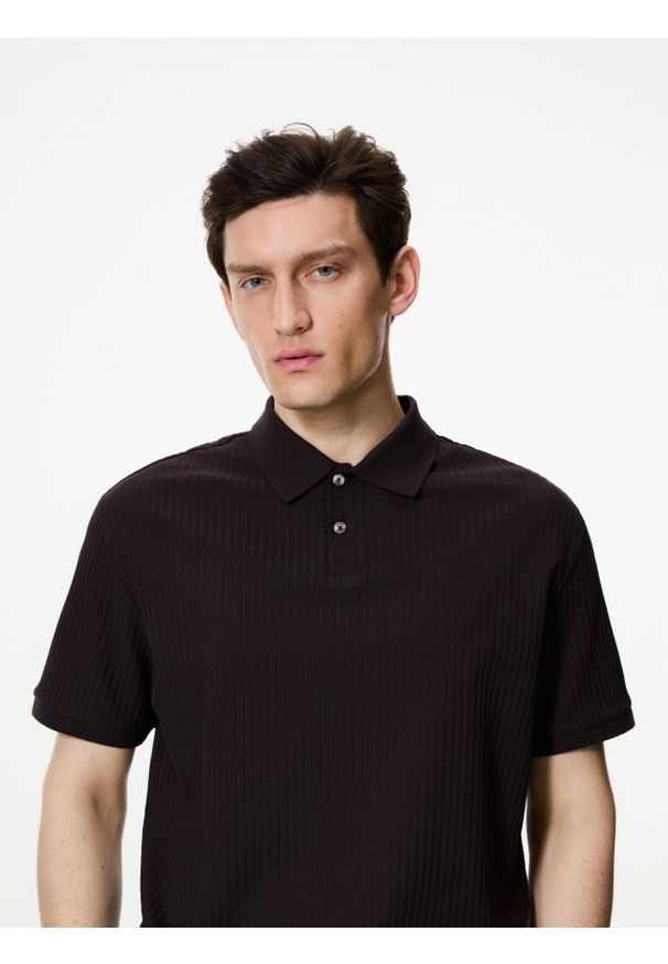 Reserved - Strukturalna koszulka polo comfort fit - ciemnobrązowy. Typ kołnierza: polo. Kolor: brązowy. Materiał: bawełna, dzianina