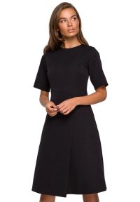 Stylove - Sukienka elegancka trapezowa z asymetrycznym dołem czarny wizytowa. Okazja: na komunię, na spotkanie biznesowe, do pracy. Kolor: czarny. Typ sukienki: asymetryczne, trapezowe. Styl: elegancki, wizytowy #1