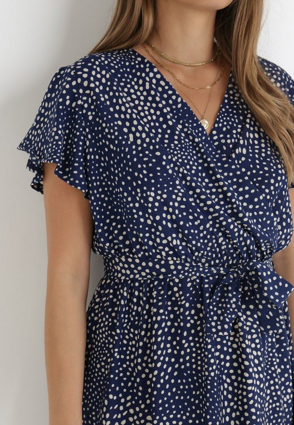 Born2be - Granatowa Sukienka Kepherine. Kolor: niebieski. Materiał: tkanina, materiał. Wzór: kropki. Typ sukienki: kopertowe. Długość: mini