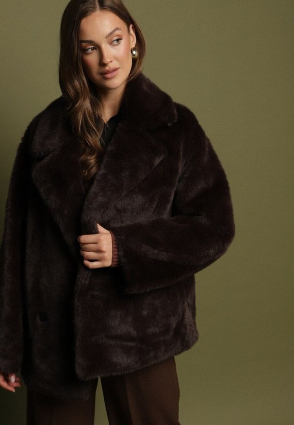 Born2be - Brązowa Kurtka Futerko o Dwurzędowym Kroju Oversize Nalizana. Okazja: na co dzień. Kolor: brązowy. Materiał: futro. Długość rękawa: długi rękaw. Długość: długie. Styl: casual, elegancki