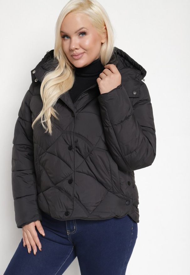 Born2be - Czarna Pikowana Kurtka z Kieszeniami i Kapturem z Możliwością Odpięcia Nikigala. Okazja: na co dzień, na spacer. Kolekcja: plus size. Kolor: czarny. Materiał: jeans, materiał. Styl: elegancki, casual