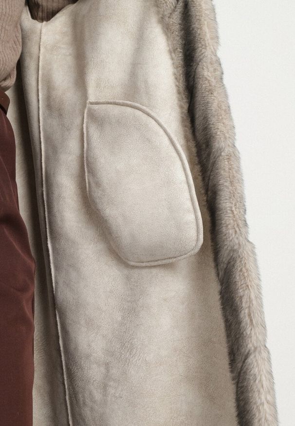 Born2be - Beżowy Długi Płaszcz Futerko z Ozdobnymi Przeszyciami i Stójką Zenima. Okazja: na co dzień. Typ kołnierza: kołnierzyk stójkowy. Kolor: beżowy. Materiał: futro. Długość: długie. Styl: elegancki, klasyczny, casual