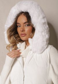 Renee - Biała Kamizelka Pikowana z Kapturem i Odczepianym Futerkiem Innaleia. Typ kołnierza: kaptur. Kolor: biały. Materiał: futro. Sezon: jesień, wiosna. Styl: elegancki